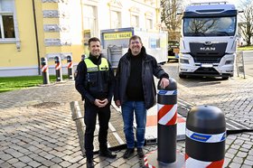 Polizeisprecher Jens Rodiek und Christian Aster (Leiter Fachdienst Sicherheit und Ordnung) mit den Sicherheitsmaßnahmen am Schloßplatz. Foto: Sascha Stüber Polizeisprecher Jens Rodiek und Christian Aster (Leiter Fachdienst Sicherheit und Ordnung) mit den Sicherheitsmaßnahmen am Schloßplatz. Foto: Sascha Stüber