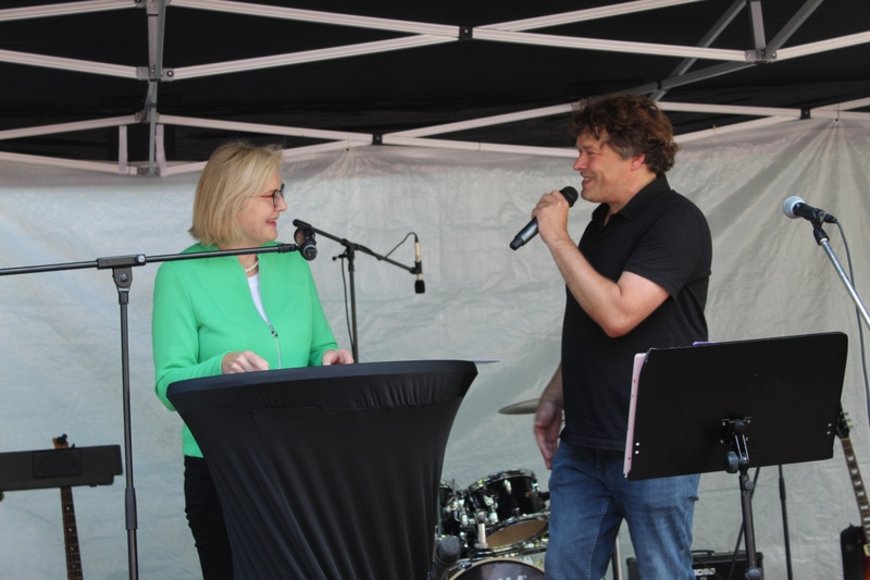 Bürgermeisterin Petra Averbeck eröffnet das Fest. Foto: Sonja Deuling