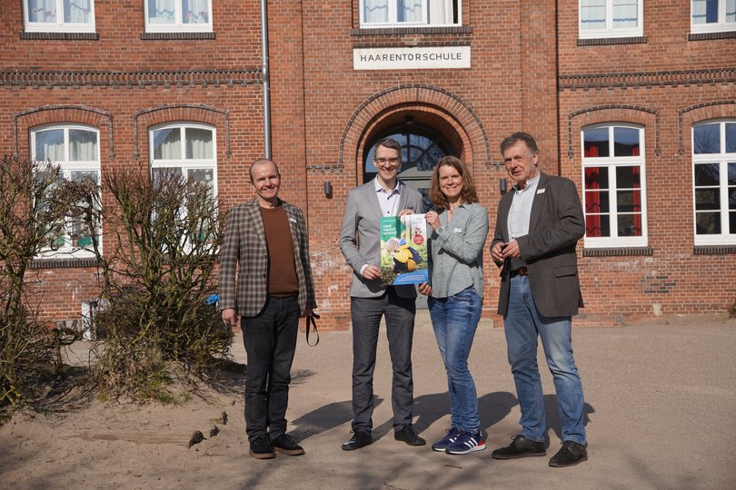 Freuen sich auf viele kreative Ideen von Oldenburger Grundschulen für das Projekt „UWE macht Schule“ (von links): Fritjof Hufeland (Vorstandsvorsitzender Umweltstiftung Weser-Ems), Schuldezernent Holger Denckmann, Christiane Huxdorff (Geschäftsführung Umweltstiftung Weser-Ems) und Ewald Tewes (Vorstand Umweltstiftung Weser-Ems). Foto: Umweltstiftung Weser-Ems