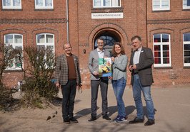 Freuen sich auf viele kreative Ideen von Oldenburger Grundschulen für das Projekt „UWE macht Schule“ (von links): Fritjof Hufeland (Vorstandsvorsitzender Umweltstiftung Weser-Ems), Schuldezernent Holger Denckmann, Christiane Huxdorff (Geschäftsführung Umweltstiftung Weser-Ems) und Ewald Tewes (Vorstand Umweltstiftung Weser-Ems). Foto: Umweltstiftung Weser-Ems