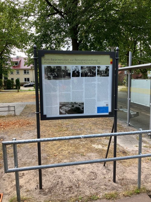An die Geschichte der Rennplatzsiedlung, die Wurzeln in der Lettischen Kolonie und das Engagement des damaligen Pastors Paulis Urdze erinnert eine Infotafel am Kulturzentrum Rennplatz. Foto: Stadt Oldenburg An die Geschichte der Rennplatzsiedlung, die Wurzeln in der Lettischen Kolonie und das Engagement des damaligen Pastors Paulis Urdze erinnert eine Infotafel am Kulturzentrum Rennplatz. Foto: Stadt Oldenburg