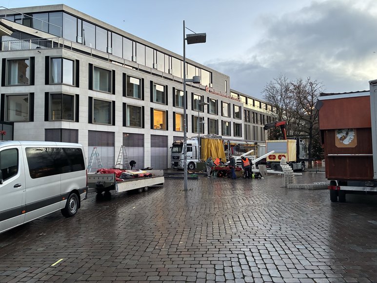 Stadt Oldenburg Der Aufbau des Riesenrades auf dem Lamberti-Markt am 17. November 2025. Foto: Stadt Oldenburg
