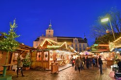 Weihnachtsmarkttreiben vor dem Oldenburger Schloss. Foto: Hans-Jürgen Zietz