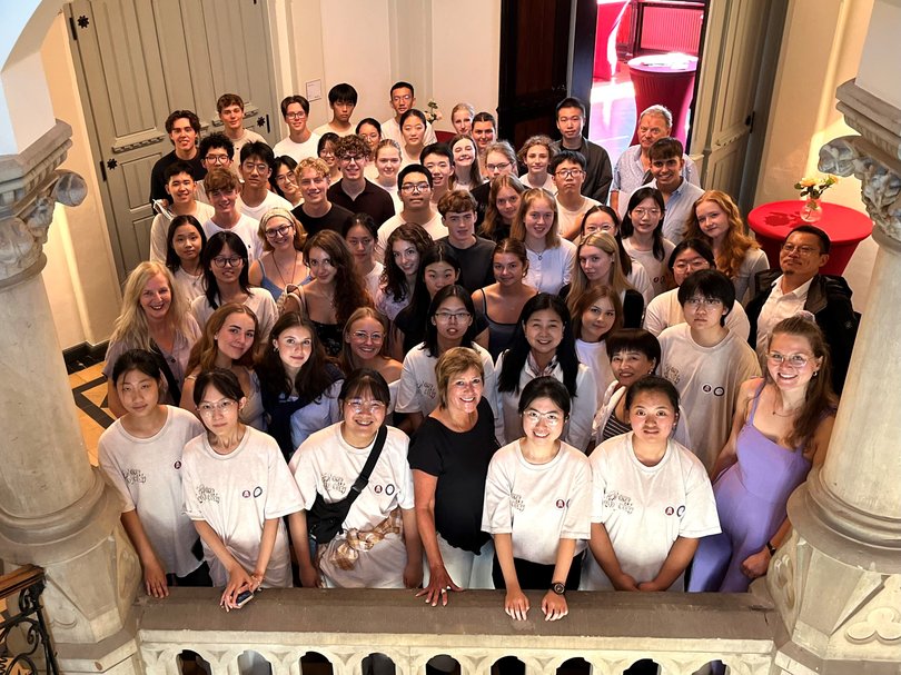 Im Rahmen des Schüleraustauschs empfing Bürgermeisterin Christine Wolff (1. Reihe, 4. von links) im Alten Rathaus die chinesische Delegation der Xi’an Nr. 89 Middle School sowie Schülerinnen, Schüler und Lehrkräfte des Alten Gymnasiums Oldenburg. Foto: Stadt Oldenburg