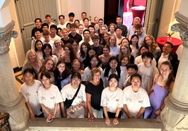 Im Rahmen des Schüleraustauschs empfing Bürgermeisterin Christine Wolff (1. Reihe, 4. von links) im Alten Rathaus die chinesische Delegation der Xi’an Nr. 89 Middle School sowie Schülerinnen, Schüler und Lehrkräfte des Alten Gymnasiums Oldenburg. Foto: Stadt Oldenburg