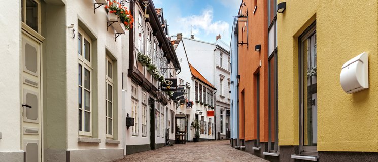 Blick in einen Teil der Bergstraße, eine malerische kleine Gasse in der Oldenburger Innenstadt mit altem Gebäudebestand. Foto: Mittwollen und Gradetchliev