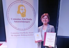Dana Wölki vom RUZ hat das Comenius-Siegel für das E-Learning der „Mobilen Klimaschutzschule“ entgegengenommen. Foto: Stadt Oldenburg