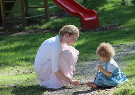 Frau mit Kind auf dem Spielplatz. Foto: maryl/pixelio