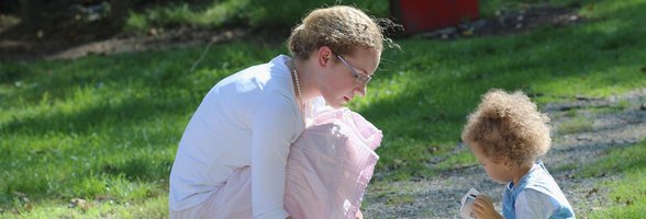 Frau mit Kind auf dem Spielplatz. Foto: maryl/pixelio