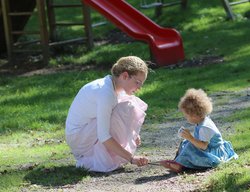 Frau mit Kind auf dem Spielplatz. Foto: maryl/pixelio