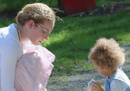Frau mit Kind auf dem Spielplatz. Foto: maryl/pixelio
