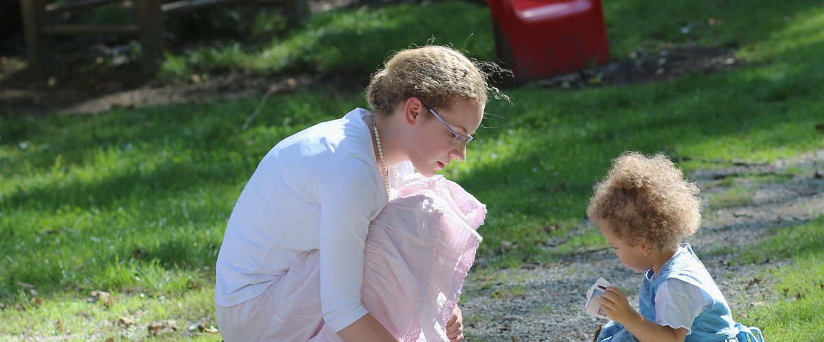 Frau mit Kind auf dem Spielplatz. Foto: maryl/pixelio
