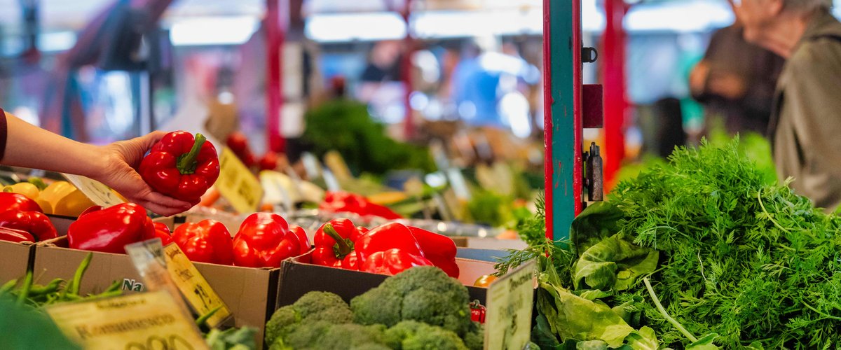 Obst- und Gemüsestand auf dem Wochenmarkt. Foto: Sascha Stüber