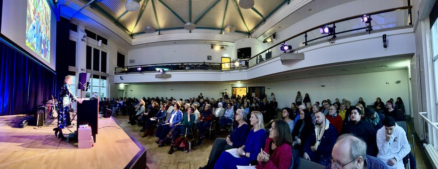 Blick in den Veranstaltungssaal während der Rede von Bürgermeisterin Nicole Piechotta. Foto: Torsten von Reeken.