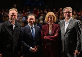 Georg Heckel, Falko Mohrs, Jutta Moster-Hoos und Jürgen Krogmann, im Hintergrund Publikum. Foto: Mohssen Assanimoghaddam 