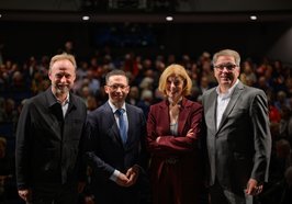 Georg Heckel, Falko Mohrs, Jutta Moster-Hoos und Jürgen Krogmann, im Hintergrund Publikum. Foto: Mohssen Assanimoghaddam 