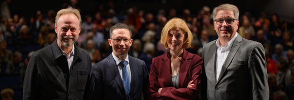 Georg Heckel, Falko Mohrs, Jutta Moster-Hoos und Jürgen Krogmann, im Hintergrund Publikum. Foto: Mohssen Assanimoghaddam 