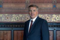 Jürgen Krogmann stehend im Ratssaal. Foto: Assanimoghaddam/Mittwollen