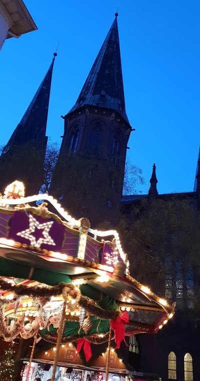 Das Märchenkarussell mit Lamberti-Kirche im Hintergrund. Foto: Stadt Oldenburg