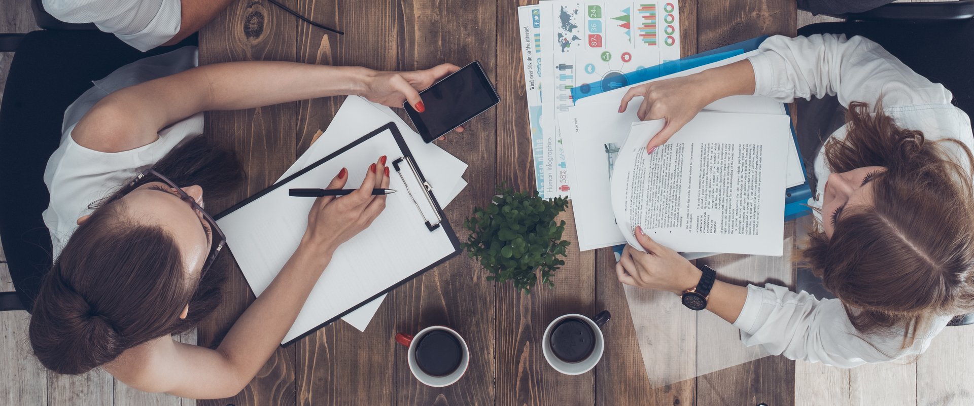 Mehre Menschen sitzen um einen Besprechungstisch. Fot: Dima Sidelnikov/ Fotolia
