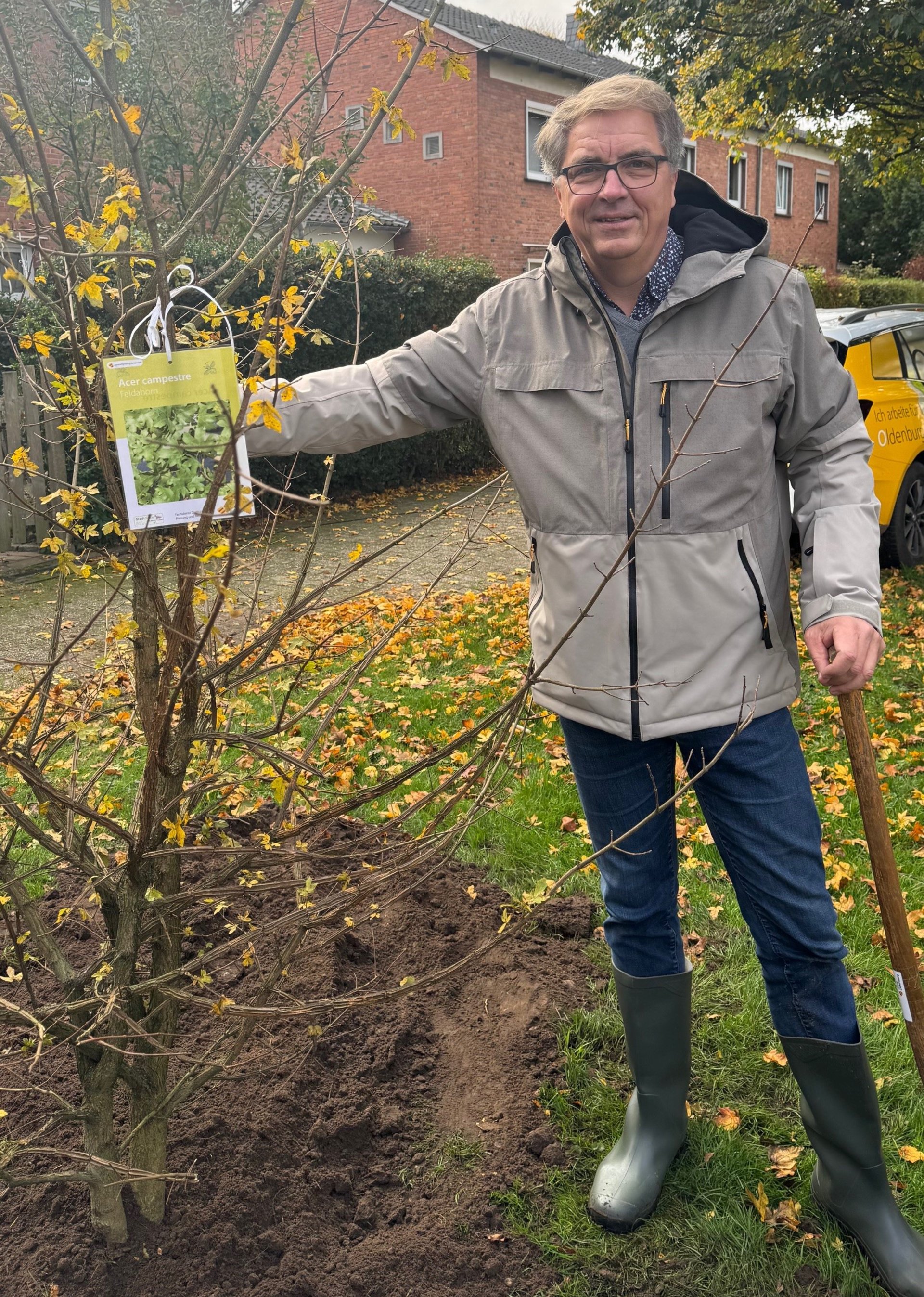Oberbürgermeister Jürgen Krogmann pflanzte am Samstag, 2. November, dem Tag des Baumes, eine Mehlbeere auf dem Spielplatz Hullmannstraße. Foto: Stadt Oldenburg
