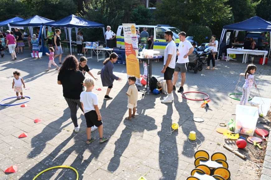 Sportspiele mit den KollegInnen von Study Active. Foto: Jörg Hemmen  