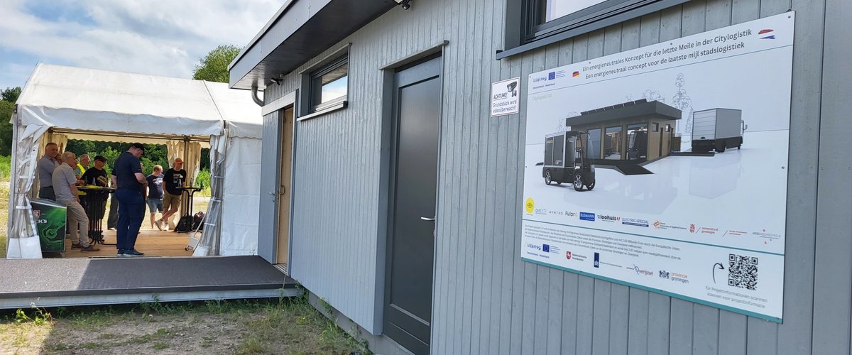 Wie eine klimafreundliche Post- und Paket-Zustellung auf der sogenannten „letzten Meile“ funktionieren kann, erforscht aktuell ein Projekt auf dem Forschungshorst in Helleheide, das kürzlich zum Tag der offenen Tür geladen hatte. Foto: Ems Dollart Region