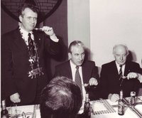 Beim Löffeltrunk: Dr. Hans Apel, Oberstadtdirektor Heiko Wandscher, Bundespräsident Walter Scheel. Foto: Stadt Oldenburg