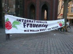 Banner mit dem Motto des Internationalen Frauentages: „Brot und Rosen“. Foto: Stadt Oldenburg Banner mit dem Motto des Internationalen Frauentages: „Brot und Rosen“. Foto: Stadt Oldenburg