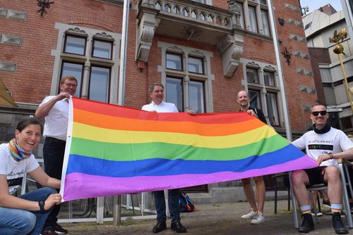 Hissten die Regenbogenflagge vor dem Alten Rathaus: (von links) Anke Hieronymus, Klemens Sieverding, Oberbürgermeister Jürgen Krogmann, Kai Bölle und Andreas Gerbrandt. Foto: Stadt Oldenburg