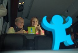 Zwei Kinder-Reporter zeigen auf der Rückfahrt im Bus die Sieger-Trophäe. Foto: Stadt Oldenburg