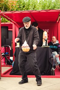 Puppenspieler jongliert mit Muffin. Foto: Richard Kachel
