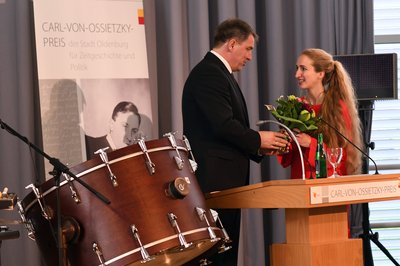 Sarah Nemtsov erhält den Kompostionspreis für Zeitgenössische Musik. Foto: Jörg Hemmen