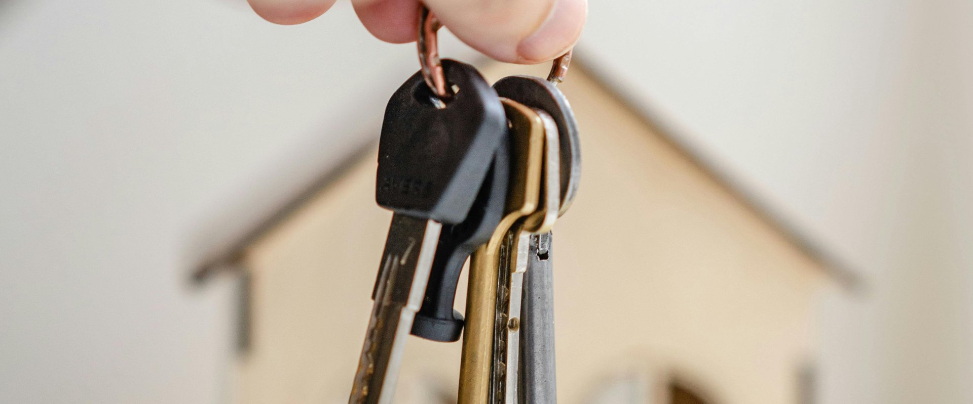 Schlüsselbund vor einem Haus. Foto: freestockpro/Pexels.com