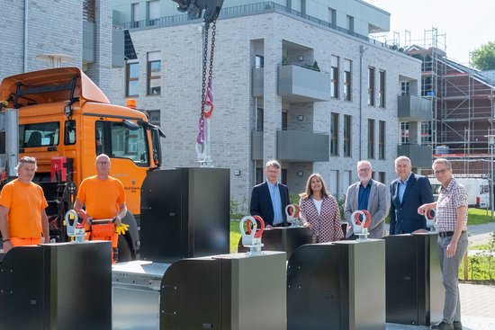 Stellten die ersten Unterflurbehälter auf dem Fliegerhorst vor (von links): Michael Braje und Dieter Stöver, Carsten Heine, Christine-Petra Schacht, Marco Janssen, Daniel Jircik und Matthias Paul. Foto: Sascha Stüber
