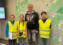Martha (links), Valentina und Ben (rechts) interviewten Thomas Hanauer und bekamen spannende Einblicke in die Ampelschaltungen in Oldenburg sowie seinen Arbeitsalltag bei der Stadtverwaltung. Foto: Stadt Oldenburg