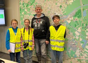 Martha (links), Valentina und Ben (rechts) interviewten Thomas Hanauer und bekamen spannende Einblicke in die Ampelschaltungen in Oldenburg sowie seinen Arbeitsalltag bei der Stadtverwaltung. Foto: Stadt Oldenburg