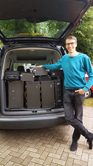 Holger Denckmann verstaut die Leihtrompeten aus dem Keller der Leo-Trepp-Straße im Caddy. Foto: Stadt Oldenburg
