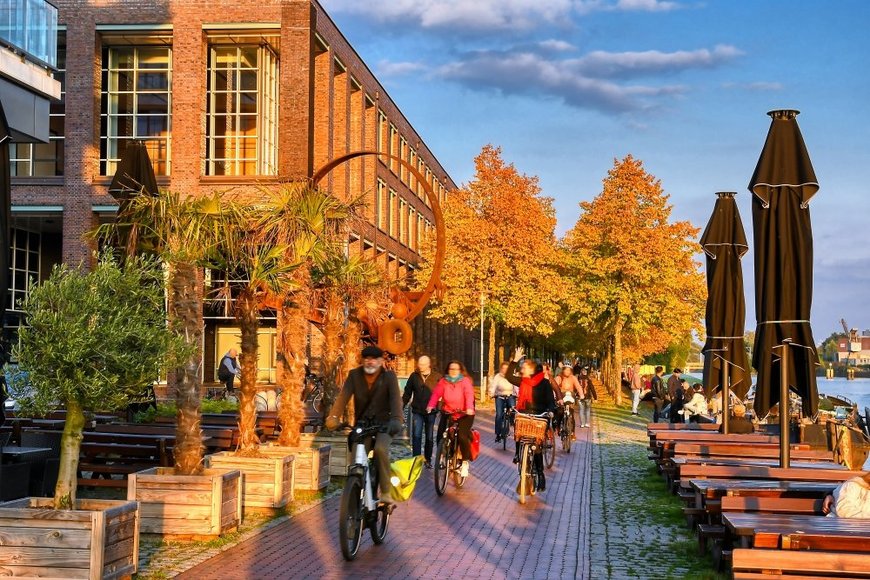 Goldener Oktober am Oldenburger Stadthafen. Foto: Hans-Jürgen Zietz