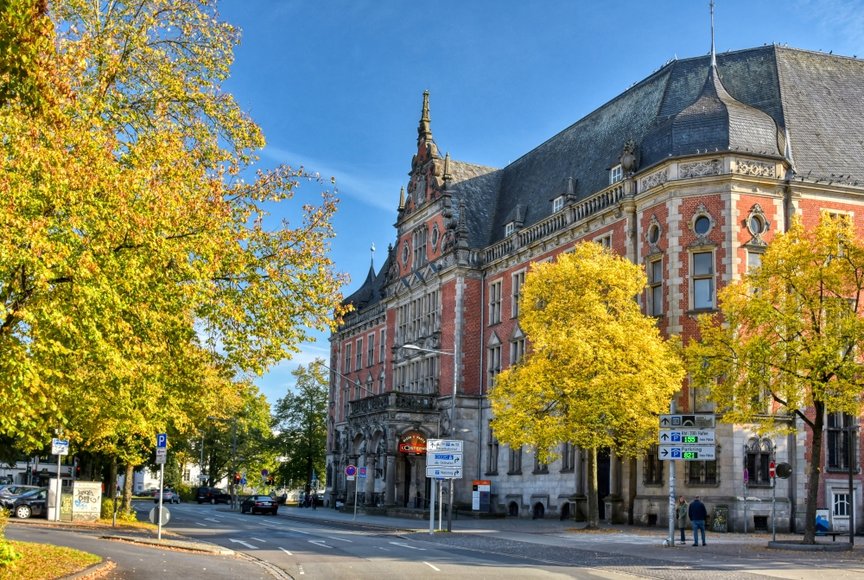 Stadtbäume in bunten Herbstfarben in Oldenburg. Foto: Hans-Jügen Zietz