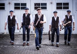 Die Band vor einer Garage. Bild: 21Sunstreet