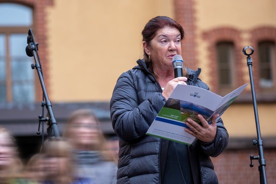 Ani Ben Haim, Einwohnerin und Mitglied des Gemeinderats aus Oldenburgs Partnerkommune Mateh Asher im Norden Israels, sprach zu den Teilnehmenden des Erinnerungsgangs 2024. Foto: Sascha Stüber Foto: Sascha Stüber