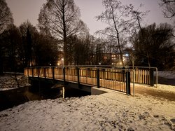 Nachtaufnahme von der Brücke am Niklasteich. Foto: Stadt Oldenburg