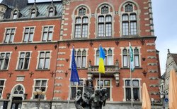 Vor dem Rathaus weht die ukrainische Flagge. Foto: Stadt Oldenburg