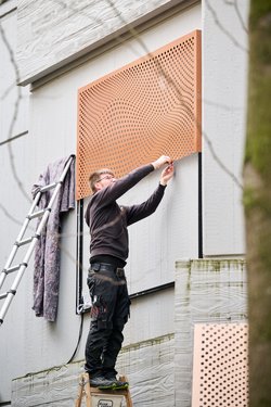 Montage eines Kunstwerks an der Wand. Foto: Foto- und Bilderwerk Montage eines Kunstwerks an der Wand. Foto: Foto- und Bilderwerk