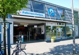 Eingang der Fahrradstation Nord am Hauptbahnhof mit Schild „Fahrradstation" über dem Eingang. Foto: Stadt Oldenburg