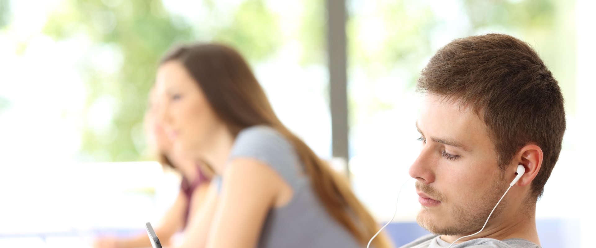 Jugendlicher mit Smartphone. Foto: Antonioguillem/AdobeStock