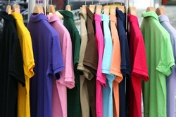 Bunte T-Shirts an einer Kleiderstange. Foto: W.R. Wagner/Pixelio