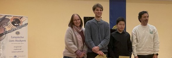 Freuen sich über das herausragende Abschneiden (von links): Lehrkraft Christel Kelemen, die beiden Preisträger Jakob Freist und Viktor Min sowie Lehrkraft Sebastian Chica Villa. Foto: Anna Yun