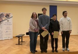 Freuen sich über das herausragende Abschneiden (von links): Lehrkraft Christel Kelemen, die beiden Preisträger Jakob Freist und Viktor Min sowie Lehrkraft Sebastian Chica Villa. Foto: Anna Yun